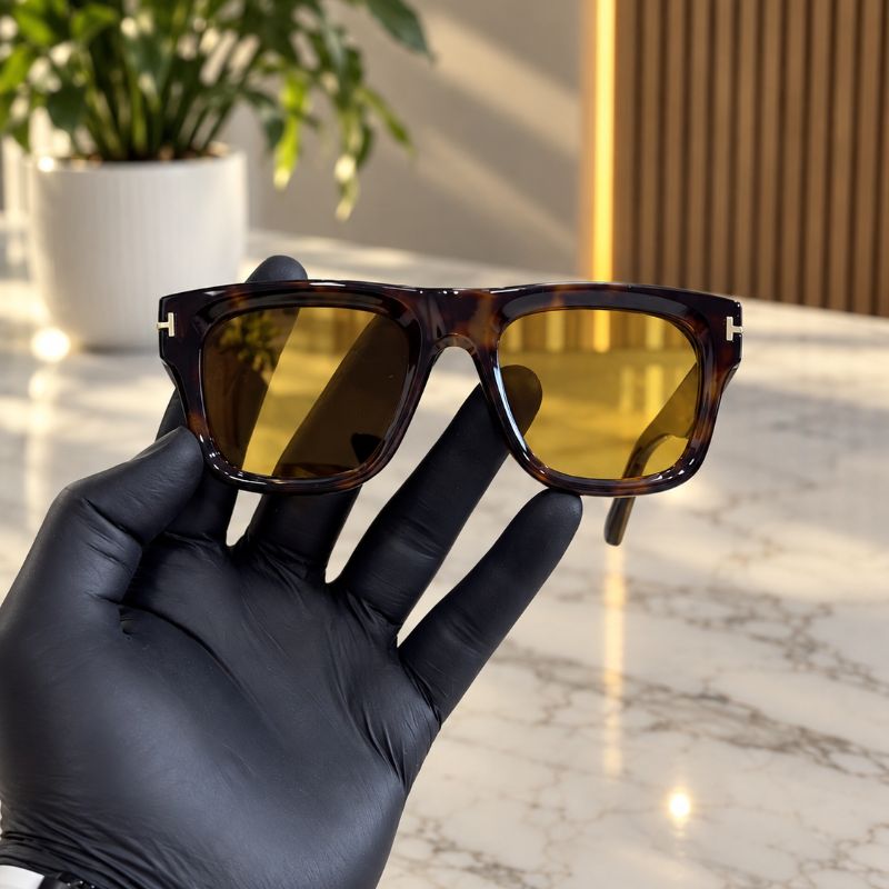 Unisex square sunglasses with yellow lenses