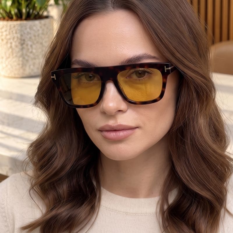 Unisex square sunglasses with yellow lenses