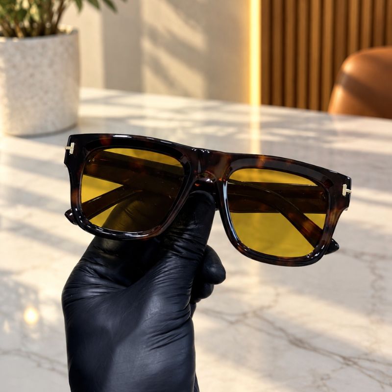Unisex square sunglasses with yellow lenses