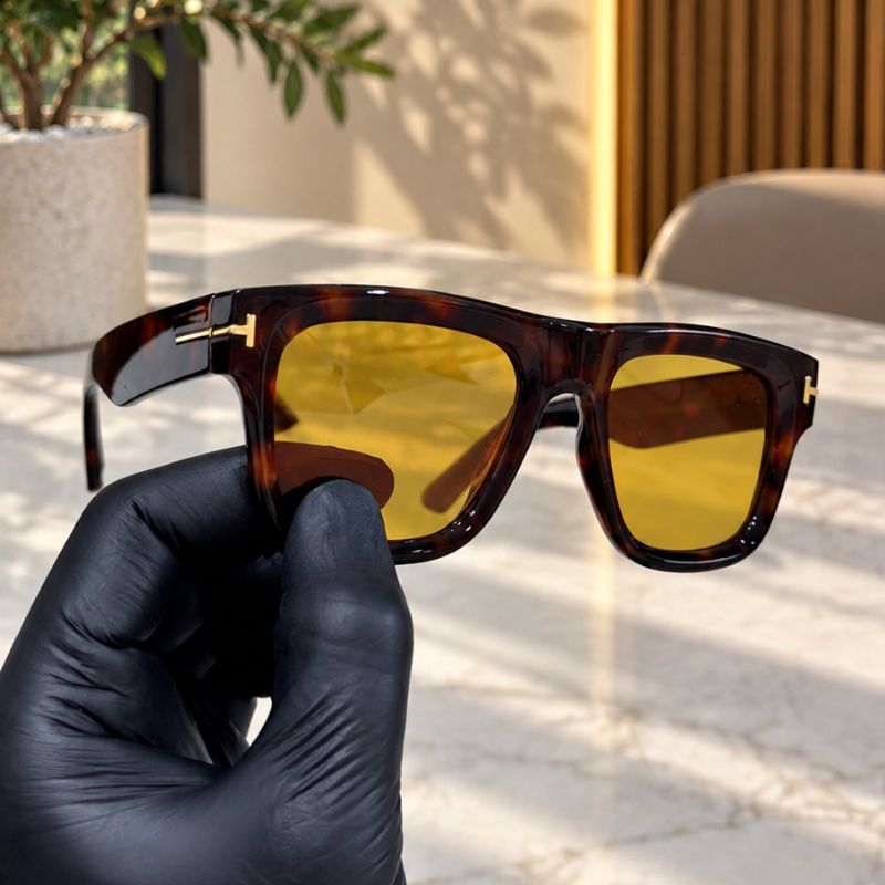 Unisex square sunglasses with yellow lenses
