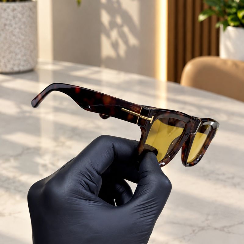 Unisex square sunglasses with yellow lenses
